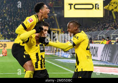 Jude BELLINGHAM (DO), goalschuetze Giovanni REYNA (DO) et Jamie BYNOE-GITTENS (DO) applaudissent son but à 4:3 pour Borussia Dortmund, jubilation, hourra, jubilant, joie, cheers, celebrate, goaljubel, football 1. Bundesliga, 16th jour de match, Borussia Dortmund (DO) - FC Augsbourg (A) 4: 3, on 22 janvier 2023 à Dortmund/Allemagne. Banque D'Images