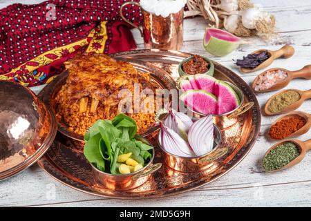 Côtelettes d'agneau sur le pilaf de bulgur. Côtes farcies isolées sur fond noir. Nom turc: 'Kaburga dolmasi'. Banque D'Images