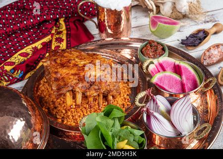 Côtelettes d'agneau sur le pilaf de bulgur. Côtes farcies isolées sur fond noir. Nom turc: 'Kaburga dolmasi'. Banque D'Images