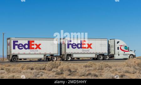 Camion de remorque FedEx montré conduisant dans le désert de Mojave. Banque D'Images