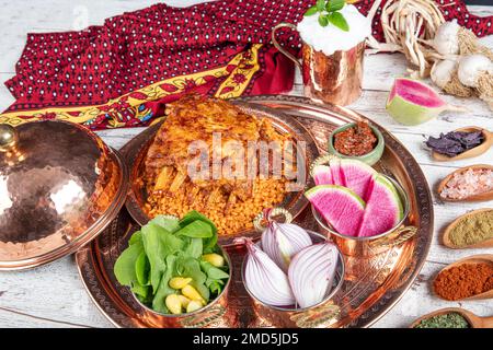 Côtelettes d'agneau sur le pilaf de bulgur. Côtes farcies isolées sur fond noir. Nom turc: 'Kaburga dolmasi'. Banque D'Images