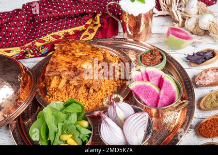 Côtelettes d'agneau sur le pilaf de bulgur. Côtes farcies isolées sur fond noir. Nom turc: 'Kaburga dolmasi'. Banque D'Images