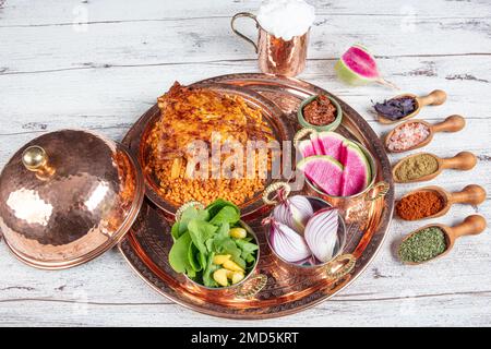 Côtelettes d'agneau sur le pilaf de bulgur. Côtes farcies isolées sur fond noir. Nom turc: 'Kaburga dolmasi'. Banque D'Images