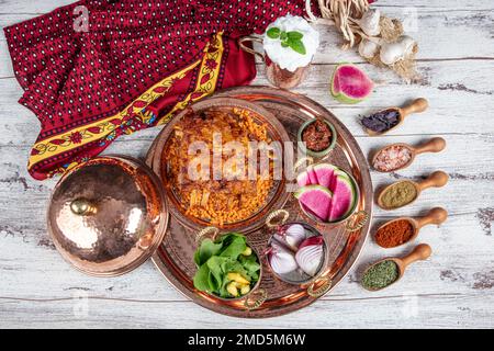 Côtelettes d'agneau sur le pilaf de bulgur. Côtes farcies isolées sur fond noir. Nom turc: 'Kaburga dolmasi'. Banque D'Images