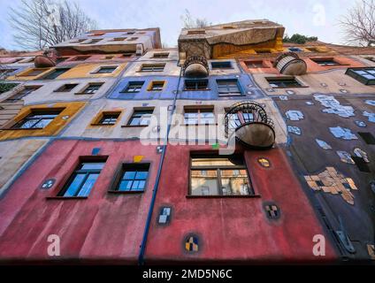 Vienne, Autriche, décembre 2019 : vue depuis l'immeuble Hundertwasser et sa façade colorée Banque D'Images