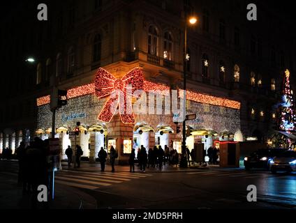 Vienne, Autriche, décembre 2019: Décoration de célébration de la rue sous forme d'arc et de personnes marchant, décoré et illuminé pour noël Banque D'Images