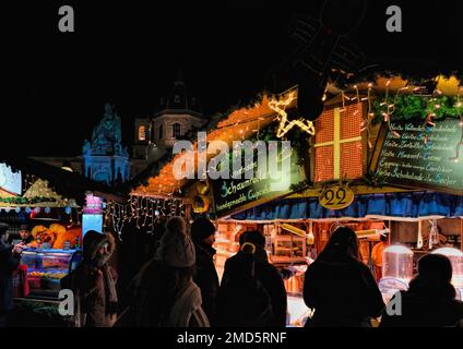 Vienne, Autriche, 2022 décembre : marché de Noël près du quartier des musées et des gens qui attendent Banque D'Images