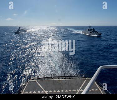 220713-N-MR124-1190 FRÉGATE 13 juillet 2022 de missiles guidés RSS Intrepid (69), frégate de la marine indonésienne KRI I Gusti Ngurah Rai (332), derrière Henry J. Kaiser, lors de la reconstitution de la flotte de la classe USNS Pecos (T-AO 197) pendant la côte du Pacifique (RIMPAC) 2022, 13 juillet. Vingt-six nations, 38 navires, quatre sous-marins, plus de 170 avions et 25 000 membres du personnel participent au programme RIMPAC de 29 juin au 4 août dans les îles hawaïennes et dans le sud de la Californie. Le plus grand exercice maritime international au monde, RIMPAC offre un tra unique Banque D'Images