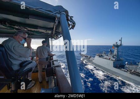 220713-N-MR124-1119 OCÉAN PACIFIQUE (13 juillet 2022) Garth Kirk, capitaine du navire Henry J. Kaiser-Class, lubrificateur USNS Pecos (T-AO 197), à gauche, Et Matthew Sobey, de Houston, Texas, observe comme le destroyer de la marine de la République de Corée ROKS Munmu le Grand (DDH 976) navigue à côté pendant la Rim of the Pacific (RIMPAC) 2022, 13 juillet. Vingt-six nations, 38 navires, quatre sous-marins, plus de 170 avions et 25 000 membres du personnel participent au programme RIMPAC de 29 juin au 4 août dans les îles hawaïennes et dans le sud de la Californie. Le plus grand exercice maritime international au monde, RIMPAC Banque D'Images