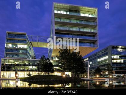 Vienne, Autriche, décembre 2019 : immeuble de bureaux avec sa partie en porte-à-faux géante du projet Viertel Zwei plus situé dans la région du Prater à Vienne Banque D'Images