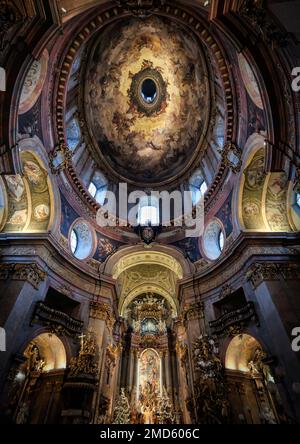 Vienne, Autriche, décembre 2019: Le beau dôme de Saint L'église Pierre (Peterskirche), une église catholique baroque romaine Banque D'Images