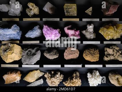 Vienne, Autriche, décembre 2019 : échantillons de minéraux et de pierres au Musée d'Histoire naturelle (Musée Naturahistisches) Banque D'Images