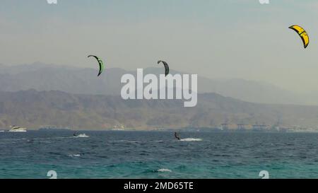 Kiteboarding allez kitesurf sur la mer Rouge dans le golfe d'Aqaba à Eilat, Israël Banque D'Images