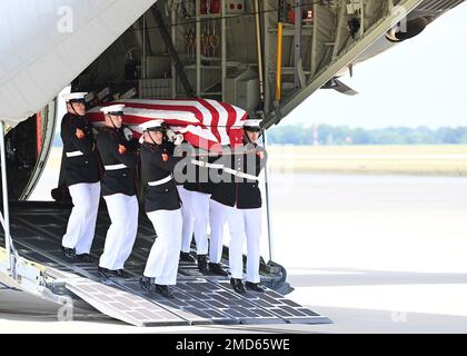 Feu Hershel « Woody » Williams, le dernier récipiendaire de la Médaille d'honneur survivant de la Seconde Guerre mondiale, arrive dans un dossier couvert de drapeau à la joint base Andrews, Maryland, 13 juillet 2022. M. Williams a reçu sa Médaille d'honneur du Président Harry S. Truman le 5 octobre 1945, à la Maison Blanche à Washington, D.C. Banque D'Images