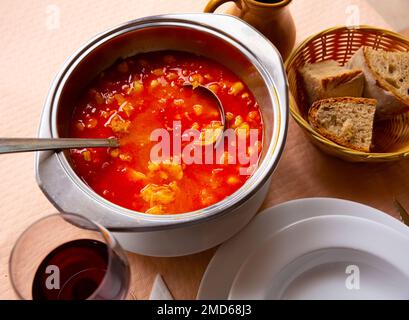 Soupe rouge espagnole pois chiches cuits, poivre et tripe de bœuf Banque D'Images