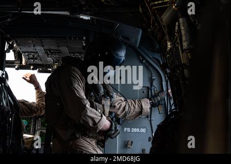 ÉTATS-UNIS Le caporal Rudolph Padia du corps maritime, chef d’équipage MV-22 Osprey affecté à l’Escadron de Tiltrotor (VMM) 163, prend du recul après avoir pris son départ d’un lieu d’entraînement, 13 juillet 2022. Le VMM 163 a été déployé à l'appui de la Force opérationnelle interarmées combinée - Corne de l'Afrique en fournissant des capacités de récupération du personnel et d'évacuation des victimes des forces américaines dans toute l'Afrique de l'est. Banque D'Images