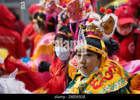 Vancouver, Colombie-Britannique, Canada. 22nd janvier 2023. Les gens qui attendent le début de la parade du Festival du Printemps de Chinatown à Vancouver, en Colombie-Britannique. La parade revient après un hiatus de deux ans et aidera à inaugurer le début de la nouvelle année lunaire. (Credit image: © Ryan Walter Wagner/ZUMA Press Wire) USAGE ÉDITORIAL SEULEMENT! Non destiné À un usage commercial ! Crédit : ZUMA Press, Inc./Alay Live News Banque D'Images