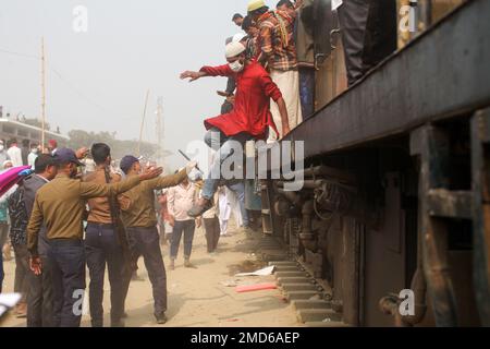 Dhaka, Dhaka, Bangladesh. 22nd janvier 2023. Les dévots musulmans reviennent dans un train surpeuplé après avoir pris part au Munajat d'Akheri ou à la dernière prière lors de la 'Biswa Ijtema', une congrégation annuelle de musulmans à Tongi, à environ 20 km au nord de Dhaka. (Credit image: © Abu Sufian Jewel/ZUMA Press Wire) USAGE ÉDITORIAL SEULEMENT! Non destiné À un usage commercial ! Banque D'Images