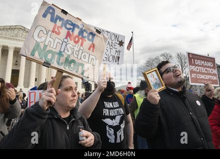 20 janvier 2023, Washington, District de Columbia, Etats-Unis: Les défenseurs de l'avortement se sont présentés devant la Cour suprême pour faire savoir aux pro-livers présents à la Marche pour la vie qu'ils continueront à lutter pour les droits à l'avortement (Credit image: © Laura Brett/ZUMA Press Wire) USAGE ÉDITORIAL SEULEMENT! Non destiné À un usage commercial ! Banque D'Images