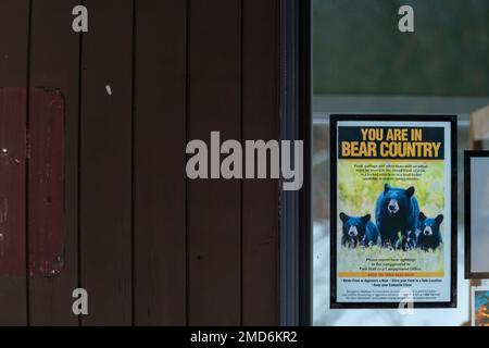 Parc provincial Algonquin, Ontario, Canada - 17 janvier 2023 : un panneau affiché dans la fenêtre du bureau du terrain de camping du lac Mew avertit les visiteurs que vous êtes moi Banque D'Images