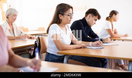 Femme assistant à des cours de langue étrangère Banque D'Images