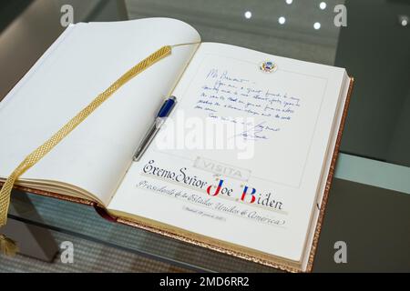 Reportage: Le Président Joe Biden signe le livre d'or du Président Pedro Sánchez d'Espagne, mardi, 28 juin 2022, au Palais de Moncloa à Madrid Banque D'Images