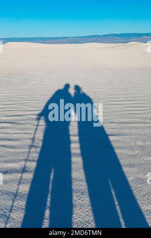 Longues ombres des randonneurs sur les dunes de gypse du parc national de White Sands, Nouveau-Mexique, États-Unis Banque D'Images