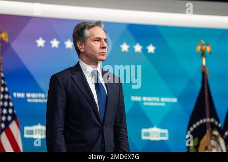 Reportage: Le secrétaire d'État Antony Blinken regarde comme le président Joe Biden fait des remarques sur l'assistance économique que les États-Unis fournissent à l'Ukraine, mercredi, 16 mars 2022, dans l'Auditorium de la Cour du Sud de l'immeuble Eisenhower du Bureau exécutif à la Maison Blanche Banque D'Images