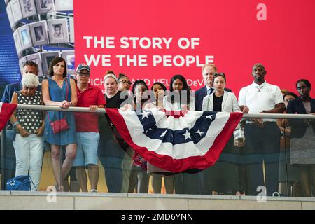 Reportage: Les invités écoutent tandis que le président Joe Biden prononce des remarques sur les droits de vote mardi, 13 juillet 2021, au Centre national de la Constitution de Philadelphie. Banque D'Images