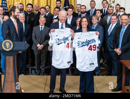 Reportage: Le président Joe Biden et le vice-président Kamala Harris posent pour une photo avec leurs maillots de baseball lors d'une célébration pour les champions de la série mondiale de baseball 2020, les Dodgers de Los Angeles, vendredi, 2 juillet 2021, dans la salle est de la Maison Blanche. Banque D'Images