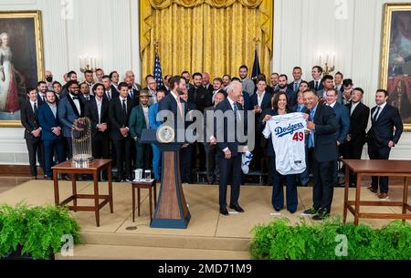 Reportage: Le président Joe Biden regarde en tant que vice-président Kamala Harris reçoit un maillot de baseball lors d'une célébration pour les champions de la série mondiale de baseball 2020, les Dodgers de Los Angeles, vendredi, 2 juillet 2021, dans la salle est de la Maison Blanche. Banque D'Images