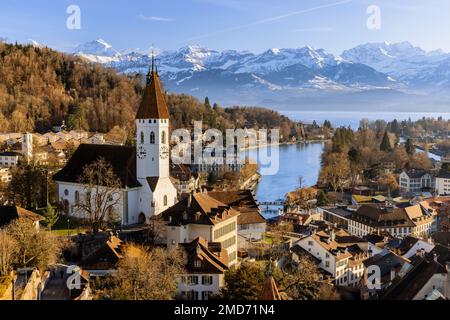 Vue panoramique sur les bâtiments traditionnels entourant le paisible lac Thun en Suisse en automne Banque D'Images