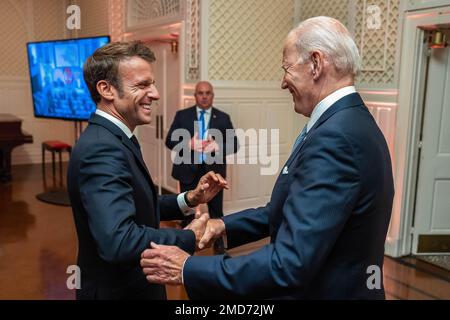 Reportage: Le président Joe Biden salue le président français Emmanuel Macron, mercredi, 21 septembre 2022, lors de la septième conférence de reconstitution du Fonds mondial sur Park Avenue à New York Banque D'Images