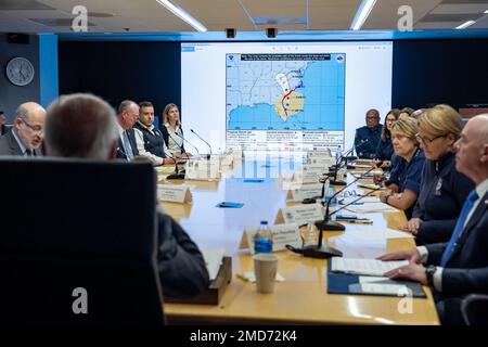 Reportage: Le président Joe Biden reçoit un exposé sur l'impact de l'ouragan Ian jeudi, 29 septembre 2022, au siège de la FEMA Banque D'Images