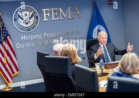 Reportage: Le président Joe Biden reçoit un exposé sur l'impact de l'ouragan Ian jeudi, 29 septembre 2022, au siège de la FEMA Banque D'Images