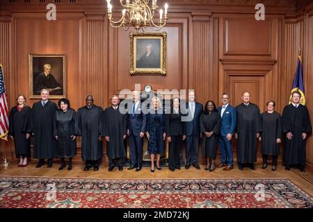 Reportage: Le président Joe Biden, la première dame Jill Biden, le vice-président Kamala Harris et le deuxième monsieur Douglas Emhoff assistent à l'investiture du juge Ketanji Brown Jackson, vendredi, 30 septembre 2022, aux États-Unis Cour suprême Banque D'Images