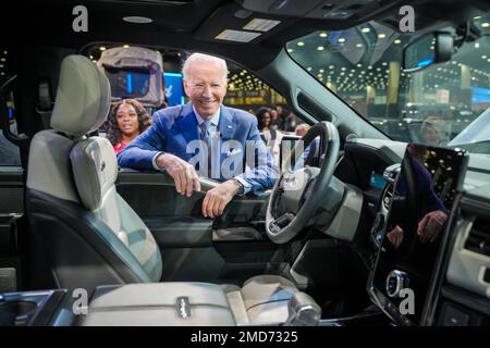 Reportage: Le président Joe Biden regarde l'éclairage F-150 de Ford pendant qu'il visite le mercredi du salon international de l'auto nord-américain, 14 septembre 2022, à Huntington place, à Detroit Banque D'Images