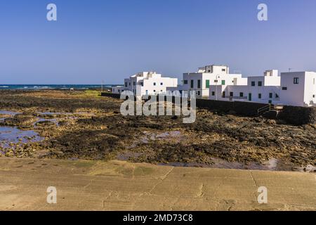Maisons blanches en front de mer, Orzola, Lanzarote du Nord. Banque D'Images