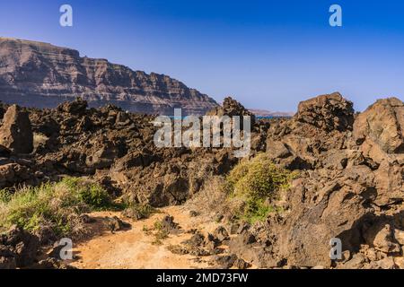 Chemin de plage depuis Orzola qui navigue sur une piste de roche à travers les rochers et la lave, menant à Playa de Orzola. Banque D'Images