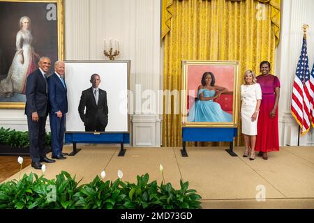 Reportage : l'ancien président Barack Obama et l'ancienne première dame Michelle Obama ont un aperçu de leurs portraits officiels, 7 septembre 2022, dans la salle est de la Maison Blanche Banque D'Images