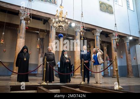 Reportage: Le président Joe Biden visite l'église de la Nativité à Bethléem, vendredi, 15 juillet 2022 Banque D'Images