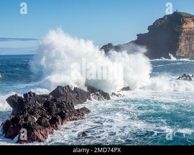 Les piscines naturelles de Porto Moniz, les piscines d'eau salée créées dans des formations de lave au bord de l'océan sur l'île de Madère, Portugal Banque D'Images