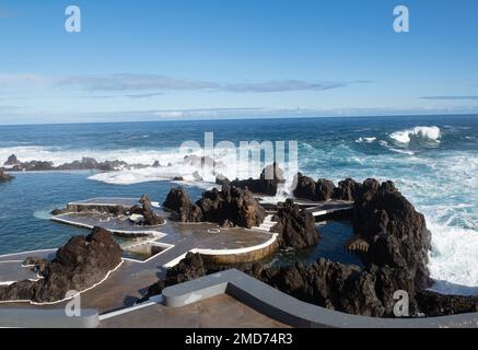 Les piscines naturelles de Porto Moniz, les piscines d'eau salée créées dans des formations de lave au bord de l'océan sur l'île de Madère, Portugal Banque D'Images