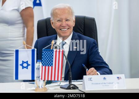 Reportage: Mercredi, le président Joe Biden reçoit un exposé sur le système de défense aérienne de la poutre de fer, à 13 juillet 2022, à l'aéroport Ben Gurion de tel-Aviv, en Israël. Banque D'Images