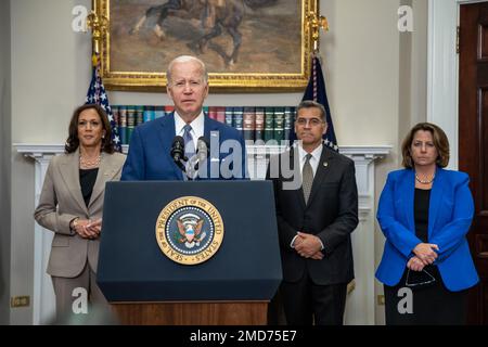 Reportage: Le président Joe Biden, accompagné du vice-président Kamala Harris, du secrétaire à la Santé et aux Services humains Xavier Beccera et du sous-procureur général Lisa Monaco, prononce un discours dans la salle Roosevelt de la Maison Blanche, vendredi, 8 juillet 2022 Banque D'Images