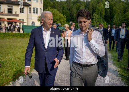 Reportage: Le président Joe Biden marche avec le premier ministre Justin Trudeau du Canada après que G7 dirigeants ont prononcé des remarques lors du lancement du Partenariat pour l'infrastructure mondiale au cours du sommet de G7, dimanche, 26 juin 2022, à Schloss Elmau, à Krün, en Allemagne Banque D'Images
