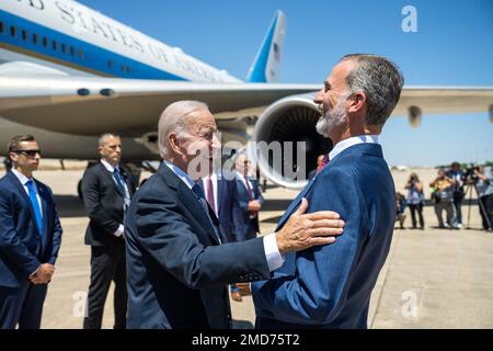 Reportage: Le président Joe Biden débarque la Force aérienne un à l'aéroport de Madrid Torrejón, mardi, 28 juin 2022, et est accueilli par le roi Philipe VI d'Espagne et des représentants du gouvernement Banque D'Images