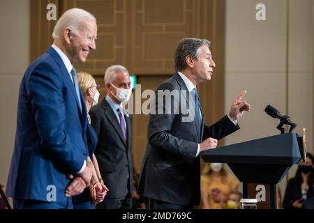 Reportage: Le président Joe Biden sourit en tant que secrétaire d'État Antony Blinken fait des remarques lors d'une rencontre avec les États-Unis Le personnel de l'ambassade et leurs familles, mardi, 24 mai 2022, à l'hôtel Okura Tokyo Banque D'Images