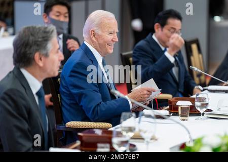 Reportage : le président Joe Biden assiste à un déjeuner de travail avec des chefs de quadrilatère à Kantei, la résidence du Premier ministre japonais, mardi, 24 mai 2022, à Tokyo. Banque D'Images