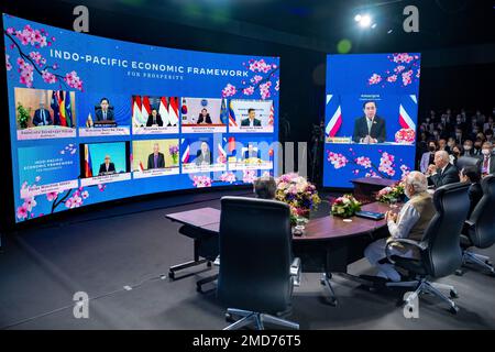 Le président Joe Biden, accompagné du Premier ministre japonais Kishida Fumio et du Premier ministre indien Narendra Modi, prononce une allocution lors d'un événement de lancement du cadre économique Indo-Pacifique pour la prospérité (IPEF), lundi, 23 mai 2022, à la Galerie des jardins d'Izumi à Tokyo. (Photo officielle de la Maison Blanche par Adam Schultz) Banque D'Images